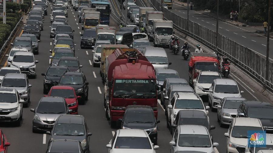 Imam Besar Front Pembela Islam (FPI), Habib Rizieq Shihab saat di keluar Tol Grogol-Slipi, Jakarta, Selasa (10/11). Pantauan CNBC Indonesia Pentolan FPI itu terlihat menggunakan mobil Pajero Dengan No polis B 1 FPI. Ia juga melambaikan tangan ke warga yang menanti kedatangannya. Pantauan lalu lintas terlihat macet saat HRS tiba di kawasan keluar tol Slipi. Rombongan Habib Rizieq langsung menuju Petamburan, Tanah Abang, Jakarta Pusat. (CNBC Indonesia/ Muhammad Sabki)