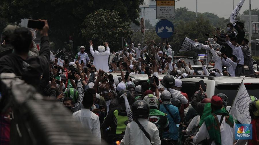 Imam Besar Front Pembela Islam (FPI), Habib Rizieq Shihab saat di keluar Tol Grogol-Slipi, Jakarta, Selasa (10/11). Pantauan CNBC Indonesia Pentolan FPI itu terlihat menggunakan mobil Pajero Dengan No polis B 1 FPI. Ia juga melambaikan tangan ke warga yang menanti kedatangannya. Pantauan lalu lintas terlihat macet saat HRS tiba di kawasan keluar tol Slipi. Rombongan Habib Rizieq langsung menuju Petamburan, Tanah Abang, Jakarta Pusat. (CNBC Indonesia/ Muhammad Sabki)