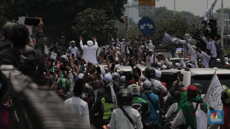 Imam Besar Front Pembela Islam (FPI), Habib Rizieq Shihab saat di keluar Tol Grogol-Slipi, Jakarta, Selasa (10/11). Pantauan CNBC Indonesia Pentolan FPI itu terlihat menggunakan mobil Pajero Dengan No polis B 1 FPI. Ia juga melambaikan tangan ke warga yang menanti kedatangannya. Pantauan lalu lintas terlihat macet saat HRS tiba di kawasan keluar tol Slipi. Rombongan Habib Rizieq langsung menuju Petamburan, Tanah Abang, Jakarta Pusat. (CNBC Indonesia/ Muhammad Sabki)