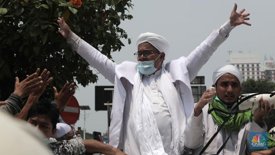 Imam Besar Front Pembela Islam (FPI), Habib Rizieq Shihab saat di keluar Tol Grogol-Slipi, Jakarta, Selasa (10/11). Pantauan CNBC Indonesia Pentolan FPI itu terlihat menggunakan mobil Pajero Dengan No polis B 1 FPI. Ia juga melambaikan tangan ke warga yang menanti kedatangannya. Pantauan lalu lintas terlihat macet saat HRS tiba di kawasan keluar tol Slipi. Rombongan Habib Rizieq langsung menuju Petamburan, Tanah Abang, Jakarta Pusat. (CNBC Indonesia/ Muhammad Sabki)