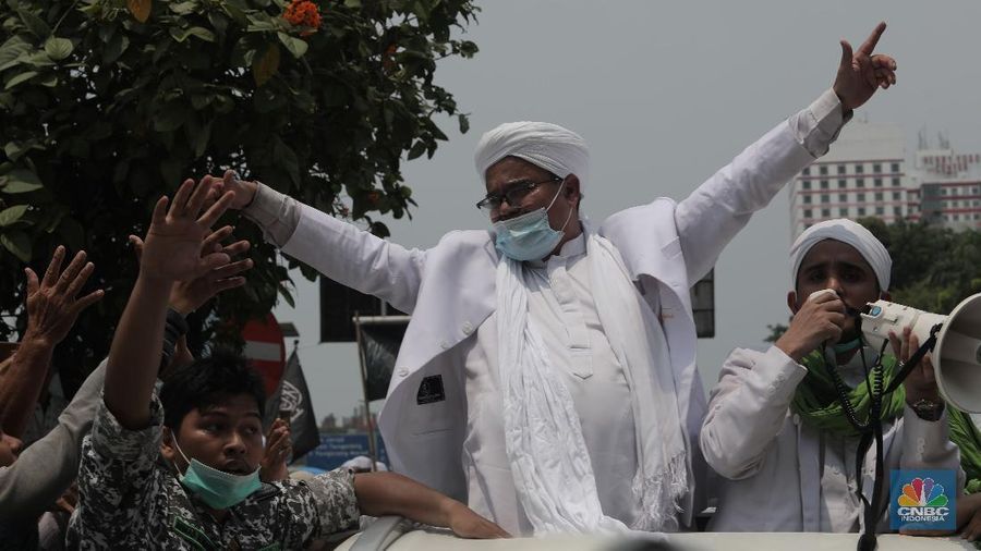 Imam Besar Front Pembela Islam (FPI), Habib Rizieq Shihab saat di keluar Tol Grogol-Slipi, Jakarta, Selasa (10/11). Pantauan CNBC Indonesia Pentolan FPI itu terlihat menggunakan mobil Pajero Dengan No polis B 1 FPI. Ia juga melambaikan tangan ke warga yang menanti kedatangannya. Pantauan lalu lintas terlihat macet saat HRS tiba di kawasan keluar tol Slipi. Rombongan Habib Rizieq langsung menuju Petamburan, Tanah Abang, Jakarta Pusat. (CNBC Indonesia/ Muhammad Sabki)