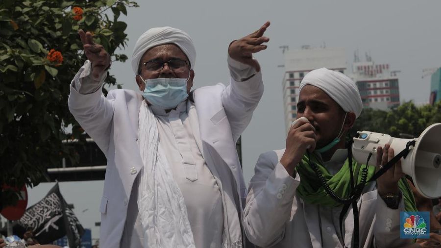 Imam Besar Front Pembela Islam (FPI), Habib Rizieq Shihab saat di keluar Tol Grogol-Slipi, Jakarta, Selasa (10/11). Pantauan CNBC Indonesia Pentolan FPI itu terlihat menggunakan mobil Pajero Dengan No polis B 1 FPI. Ia juga melambaikan tangan ke warga yang menanti kedatangannya. Pantauan lalu lintas terlihat macet saat HRS tiba di kawasan keluar tol Slipi. Rombongan Habib Rizieq langsung menuju Petamburan, Tanah Abang, Jakarta Pusat. (CNBC Indonesia/ Muhammad Sabki)