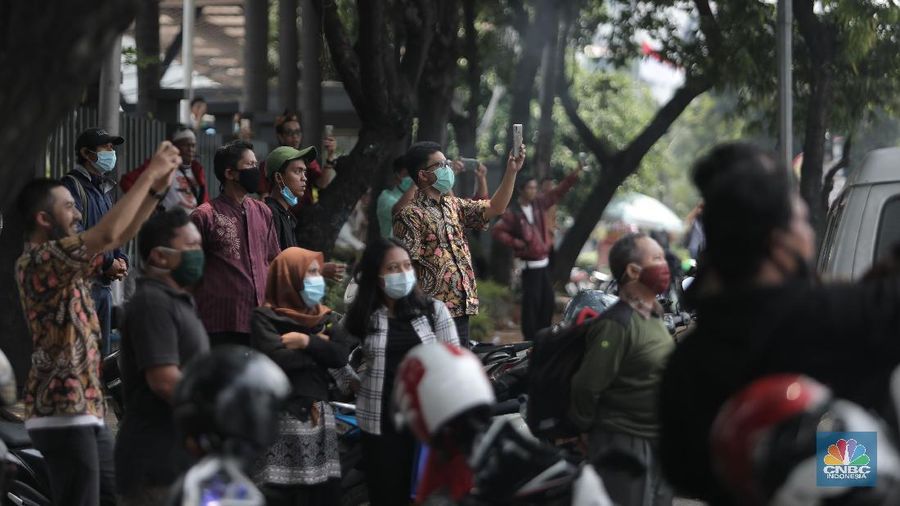 Imam Besar Front Pembela Islam (FPI), Habib Rizieq Shihab saat di keluar Tol Grogol-Slipi, Jakarta, Selasa (10/11). Pantauan CNBC Indonesia Pentolan FPI itu terlihat menggunakan mobil Pajero Dengan No polis B 1 FPI. Ia juga melambaikan tangan ke warga yang menanti kedatangannya. Pantauan lalu lintas terlihat macet saat HRS tiba di kawasan keluar tol Slipi. Rombongan Habib Rizieq langsung menuju Petamburan, Tanah Abang, Jakarta Pusat. (CNBC Indonesia/ Muhammad Sabki)