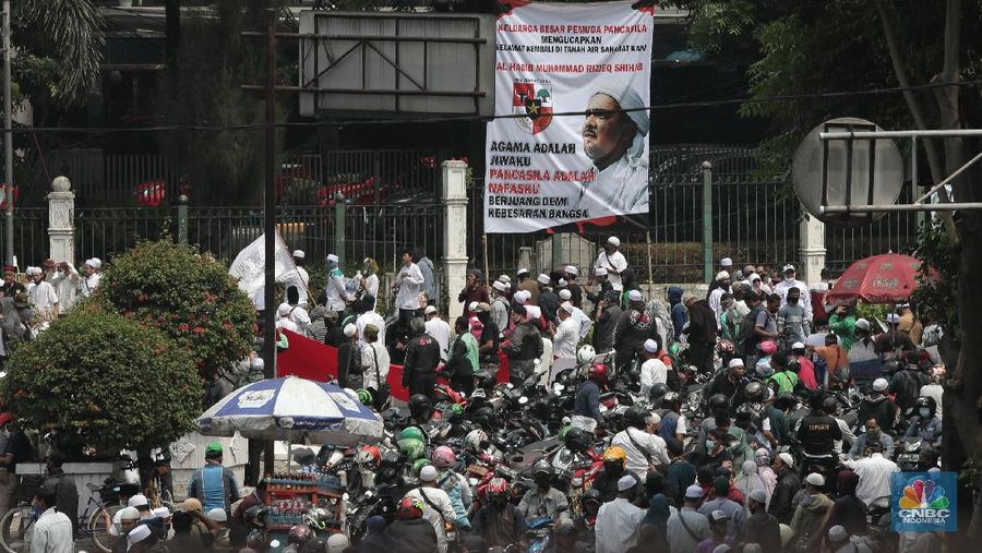 Imam Besar Front Pembela Islam (FPI), Habib Rizieq Shihab saat di keluar Tol Grogol-Slipi, Jakarta, Selasa (10/11). Pantauan CNBC Indonesia Pentolan FPI itu terlihat menggunakan mobil Pajero Dengan No polis B 1 FPI. Ia juga melambaikan tangan ke warga yang menanti kedatangannya. Pantauan lalu lintas terlihat macet saat HRS tiba di kawasan keluar tol Slipi. Rombongan Habib Rizieq langsung menuju Petamburan, Tanah Abang, Jakarta Pusat. (CNBC Indonesia/ Muhammad Sabki)