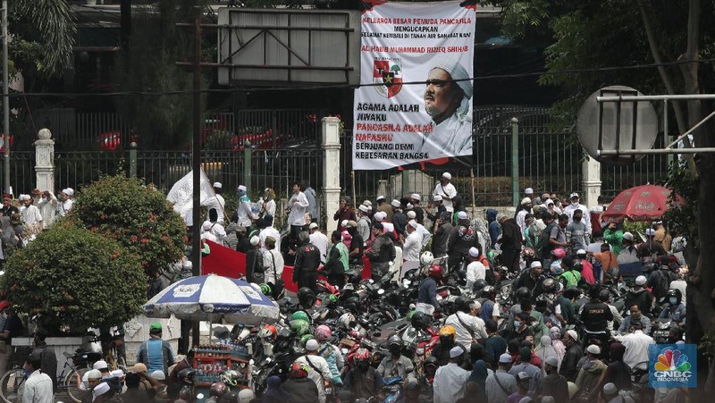 Imam Besar Front Pembela Islam (FPI), Habib Rizieq Shihab saat di keluar Tol Grogol-Slipi, Jakarta, Selasa (10/11). Pantauan CNBC Indonesia Pentolan FPI itu terlihat menggunakan mobil Pajero Dengan No polis B 1 FPI. Ia juga melambaikan tangan ke warga yang menanti kedatangannya. Pantauan lalu lintas terlihat macet saat HRS tiba di kawasan keluar tol Slipi. Rombongan Habib Rizieq langsung menuju Petamburan, Tanah Abang, Jakarta Pusat. (CNBC Indonesia/ Muhammad Sabki)