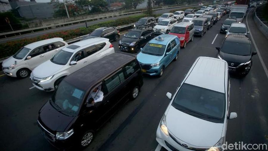 Kemacetan di Tol Cengkareng yang menuju ke arah Bandara Soekarno-Hatta, Selasa (10/11/2020).  (detikcom/ Rifkianto Nugroho)