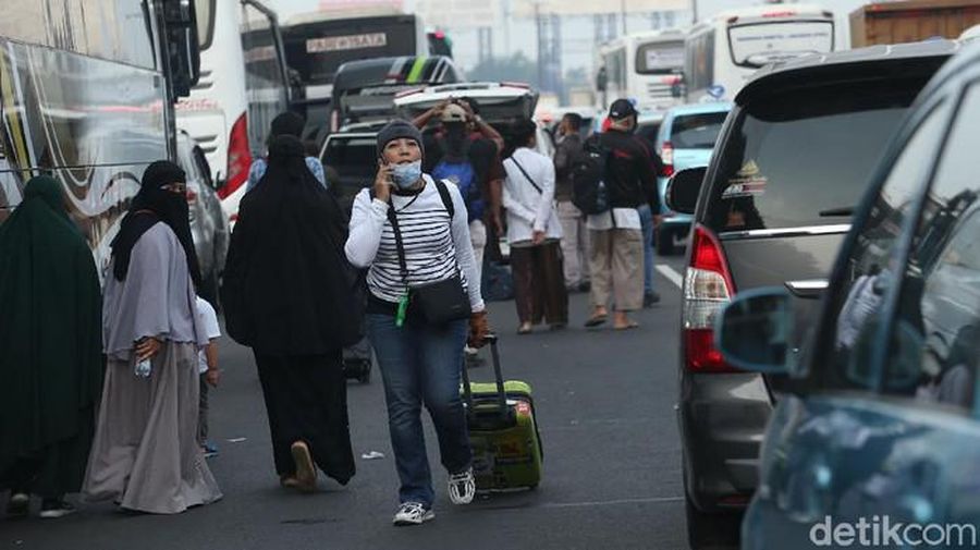 Kemacetan di Tol Cengkareng yang menuju ke arah Bandara Soekarno-Hatta, Selasa (10/11/2020).  (detikcom/ Rifkianto Nugroho)