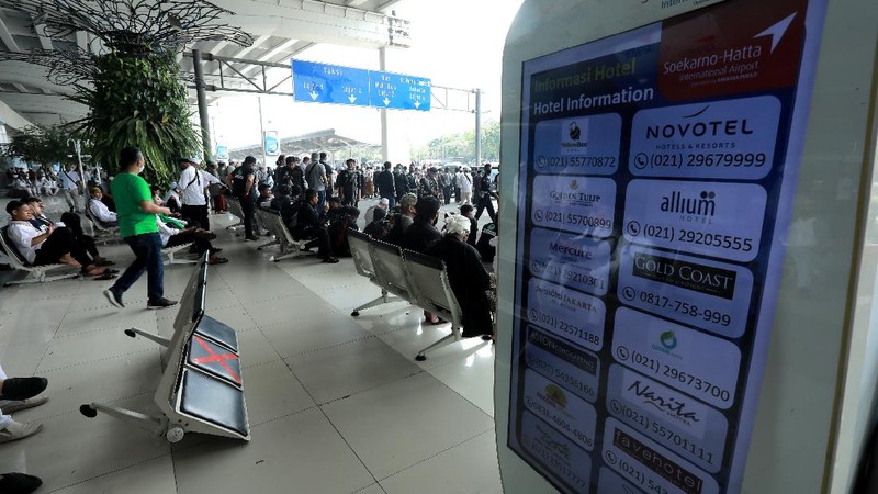 Kerusakan Terminal 3 Saat Penjemputan Rizieq Shihab di Terimal 3, Bandara Soekarno Hatta,Tangerang, Banten, Selasa (10/11/2020).  (CNBC Indonesia/ Tri Susilo)