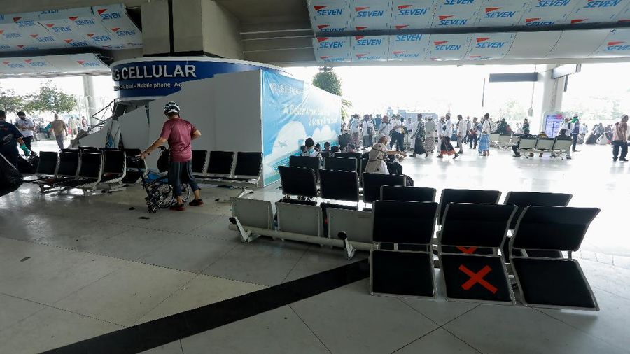 Kerusakan Terminal 3 Saat Penjemputan Rizieq Shihab di Terimal 3, Bandara Soekarno Hatta,Tangerang, Banten, Selasa (10/11/2020).  (CNBC Indonesia/ Tri Susilo)