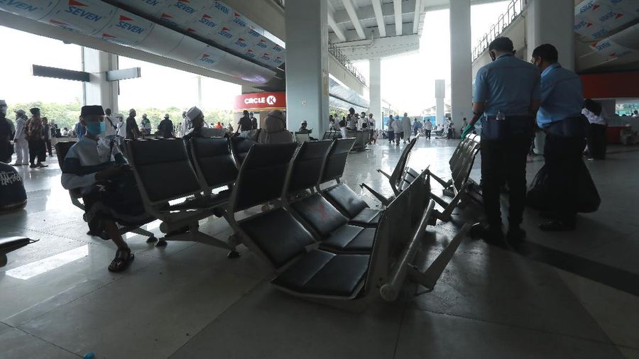 Kerusakan Terminal 3 Saat Penjemputan Rizieq Shihab di Terimal 3, Bandara Soekarno Hatta,Tangerang, Banten, Selasa (10/11/2020).  (CNBC Indonesia/ Tri Susilo)