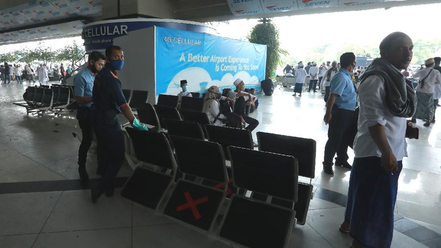 Kerusakan Terminal 3 Saat Penjemputan Rizieq Shihab di Terimal 3, Bandara Soekarno Hatta,Tangerang, Banten, Selasa (10/11/2020).  (CNBC Indonesia/ Tri Susilo)