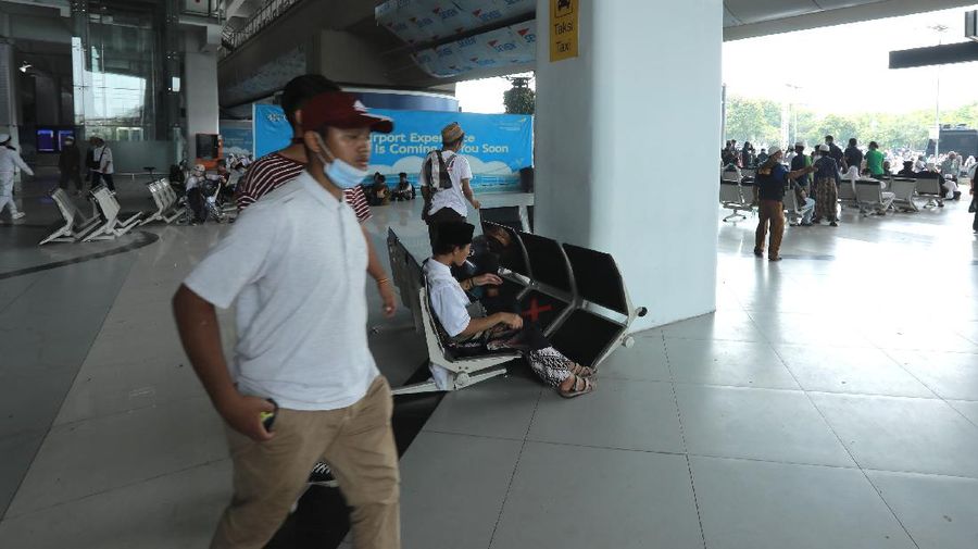 Kerusakan Terminal 3 Saat Penjemputan Rizieq Shihab di Terimal 3, Bandara Soekarno Hatta,Tangerang, Banten, Selasa (10/11/2020).  (CNBC Indonesia/ Tri Susilo)