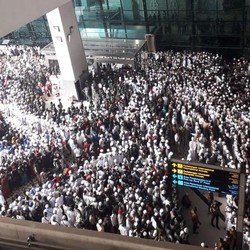Menyemut! Ini Massa Penjemput Habib Rizieq Shihab di Soetta
