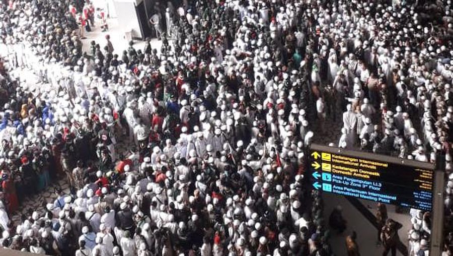 Massa Penjemput Rizieq Shihab di bandara Soekarno Hatta