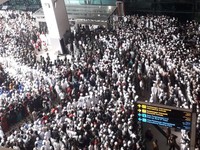 Menyemut! Ini Massa Penjemput Habib Rizieq Shihab di Soetta