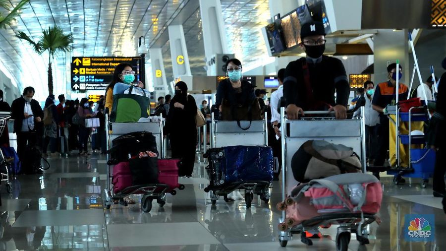 Penumpang Pesawat di Bandara Soekarno Hatta (CNBC Indonesia/ Tri Susilo)