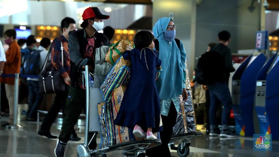 Penumpang Pesawat di Bandara Soekarno Hatta (CNBC Indonesia/ Tri Susilo)