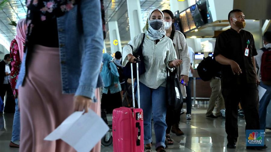 Penumpang Pesawat di Bandara Soekarno Hatta (CNBC Indonesia/ Tri Susilo)
