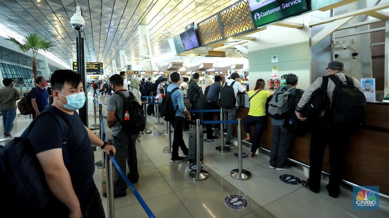 Penumpang Pesawat di Bandara Soekarno Hatta (CNBC Indonesia/ Tri Susilo)