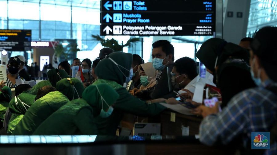 Penumpang Pesawat di Bandara Soekarno Hatta (CNBC Indonesia/ Tri Susilo)