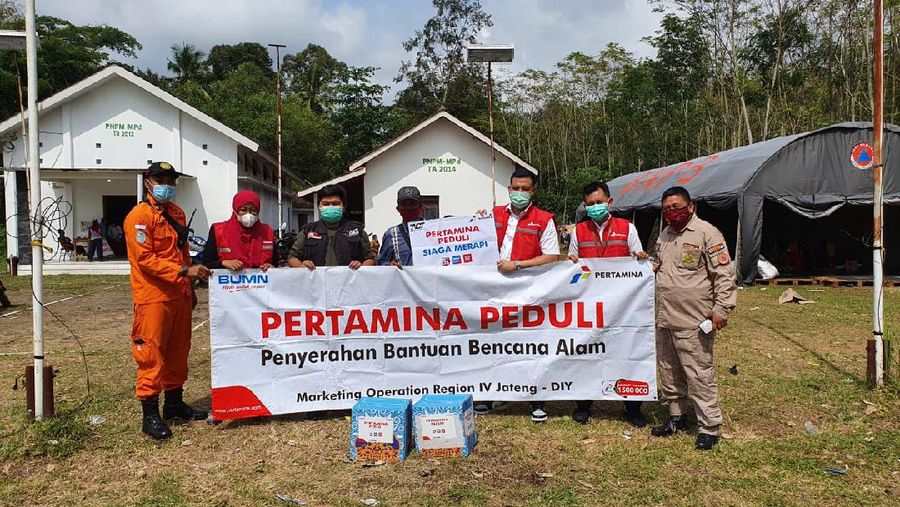 Pertamina salurkan bantuan untuk kebutuhan warga pengungsi Gunung Merapi pada Senin (9/11) di Barak Pengungsian Desa Glagaharjo Cangkringan, Sleman. (Dok. Pertamina)