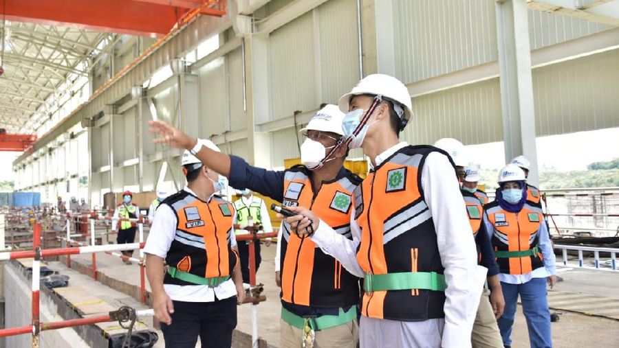 1. Direktur Utama PT Bukit Asam Tbk (PTBA) Arviyan Arifin mengunjungi PLTU Mulut Tambang Sumsel 8 yang dibangun oleh PT Huadian Bukit Asam Power, perusahaan konsorsium antara PTBA dan China Huadian Hongkong Company Ltd
2. PLTU Sumsel 8 adalah PLTU mulut tambang terbesar di Indonesia dengan kapasitas mencapai 2x620 MW
3. Pembangkit ini masuk dalam proyek 35.000 MW dan merupakan IPP (Independent Power Producer) yang terefisian dan termurah 
4. Progres pembangunan PLTU Sumsel 8 kini telah mencapai 55% dan ditargetkan beroperasi komersial di Kuartal Pertama 2022
5. Nilai investasi proyek ini mencapai US$ 1,68 miliat dan membutuhkan pasokan batu bara sebanyak 5,4 juta ton.(Dok.PT Bukit Asam Tbk (PTBA))