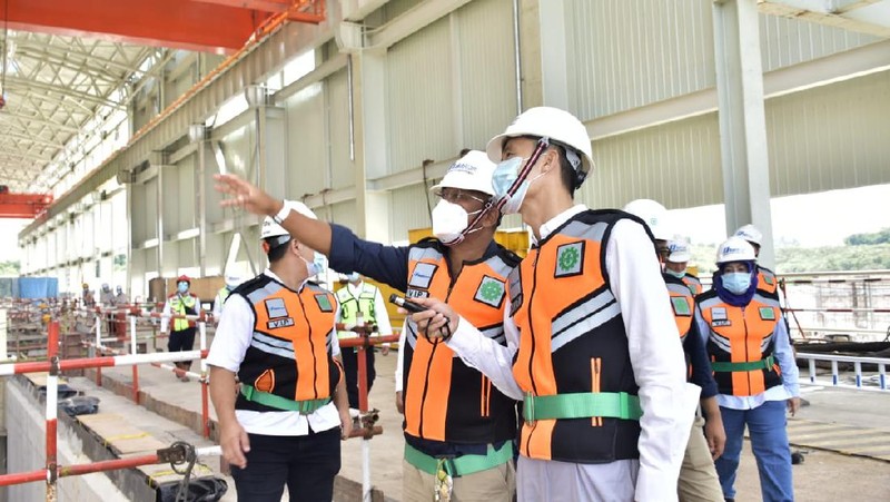 1. Direktur Utama PT Bukit Asam Tbk (PTBA) Arviyan Arifin mengunjungi PLTU Mulut Tambang Sumsel 8 yang dibangun oleh PT Huadian Bukit Asam Power, perusahaan konsorsium antara PTBA dan China Huadian Hongkong Company Ltd
2. PLTU Sumsel 8 adalah PLTU mulut tambang terbesar di Indonesia dengan kapasitas mencapai 2x620 MW
3. Pembangkit ini masuk dalam proyek 35.000 MW dan merupakan IPP (Independent Power Producer) yang terefisian dan termurah 
4. Progres pembangunan PLTU Sumsel 8 kini telah mencapai 55% dan ditargetkan beroperasi komersial di Kuartal Pertama 2022
5. Nilai investasi proyek ini mencapai US$ 1,68 miliat dan membutuhkan pasokan batu bara sebanyak 5,4 juta ton.(Dok.PT Bukit Asam Tbk (PTBA))