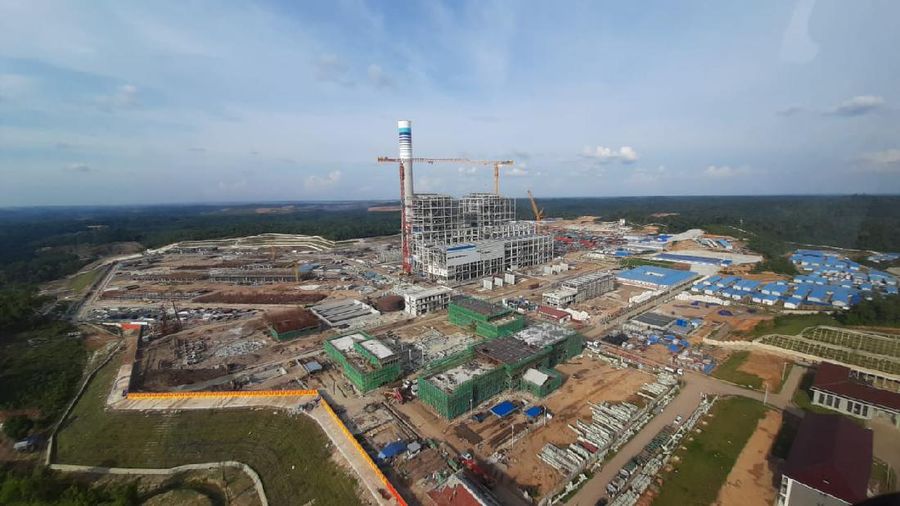 1. Direktur Utama PT Bukit Asam Tbk (PTBA) Arviyan Arifin mengunjungi PLTU Mulut Tambang Sumsel 8 yang dibangun oleh PT Huadian Bukit Asam Power, perusahaan konsorsium antara PTBA dan China Huadian Hongkong Company Ltd
2. PLTU Sumsel 8 adalah PLTU mulut tambang terbesar di Indonesia dengan kapasitas mencapai 2x620 MW
3. Pembangkit ini masuk dalam proyek 35.000 MW dan merupakan IPP (Independent Power Producer) yang terefisian dan termurah 
4. Progres pembangunan PLTU Sumsel 8 kini telah mencapai 55% dan ditargetkan beroperasi komersial di Kuartal Pertama 2022
5. Nilai investasi proyek ini mencapai US$ 1,68 miliat dan membutuhkan pasokan batu bara sebanyak 5,4 juta ton.(Dok.PT Bukit Asam Tbk (PTBA))