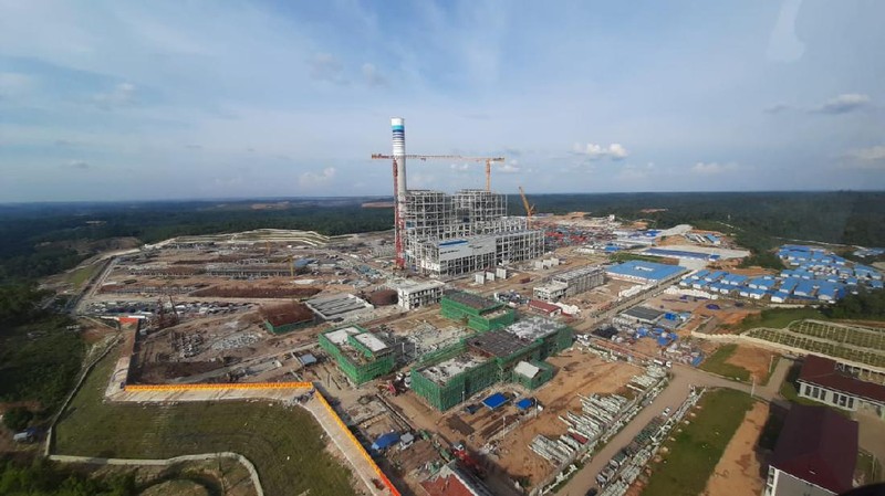 1. Direktur Utama PT Bukit Asam Tbk (PTBA) Arviyan Arifin mengunjungi PLTU Mulut Tambang Sumsel 8 yang dibangun oleh PT Huadian Bukit Asam Power, perusahaan konsorsium antara PTBA dan China Huadian Hongkong Company Ltd
2. PLTU Sumsel 8 adalah PLTU mulut tambang terbesar di Indonesia dengan kapasitas mencapai 2x620 MW
3. Pembangkit ini masuk dalam proyek 35.000 MW dan merupakan IPP (Independent Power Producer) yang terefisian dan termurah 
4. Progres pembangunan PLTU Sumsel 8 kini telah mencapai 55% dan ditargetkan beroperasi komersial di Kuartal Pertama 2022
5. Nilai investasi proyek ini mencapai US$ 1,68 miliat dan membutuhkan pasokan batu bara sebanyak 5,4 juta ton.(Dok.PT Bukit Asam Tbk (PTBA))