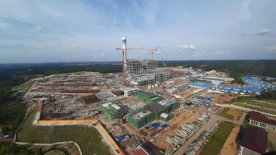 PLTU Sumsel 8 1. Direktur Utama PT Bukit Asam Tbk (PTBA) Arviyan Arifin mengunjungi PLTU Mulut Tambang Sumsel 8 yang dibangun oleh PT Huadian Bukit Asam Power, perusahaan konsorsium antara PTBA dan China Huadian Hongkong Company Ltd
2. PLTU Sumsel 8 adalah PLTU mulut tambang terbesar di Indonesia dengan kapasitas mencapai 2x620 MW
3. Pembangkit ini masuk dalam proyek 35.000 MW dan merupakan IPP (Independent Power Producer) yang terefisian dan termurah
4. Progres pembangunan PLTU Sumsel 8 kini telah mencapai 55% dan ditargetkan beroperasi komersial di Kuartal Pertama 2022
5. Nilai investasi proyek ini mencapai US$ 1,68 miliat dan membutuhkan pasokan batu bara sebanyak 5,4 juta ton.(Dok.PT Bukit Asam Tbk (PTBA))