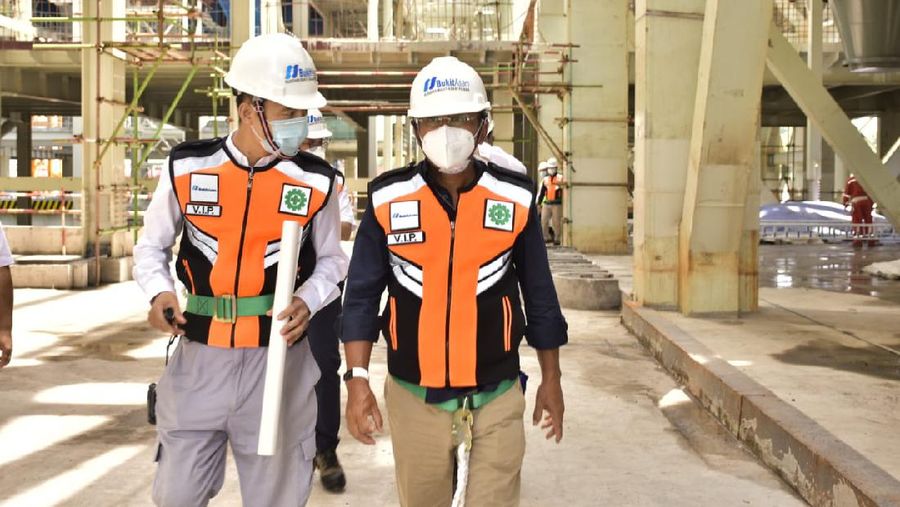 1. Direktur Utama PT Bukit Asam Tbk (PTBA) Arviyan Arifin mengunjungi PLTU Mulut Tambang Sumsel 8 yang dibangun oleh PT Huadian Bukit Asam Power, perusahaan konsorsium antara PTBA dan China Huadian Hongkong Company Ltd
2. PLTU Sumsel 8 adalah PLTU mulut tambang terbesar di Indonesia dengan kapasitas mencapai 2x620 MW
3. Pembangkit ini masuk dalam proyek 35.000 MW dan merupakan IPP (Independent Power Producer) yang terefisian dan termurah 
4. Progres pembangunan PLTU Sumsel 8 kini telah mencapai 55% dan ditargetkan beroperasi komersial di Kuartal Pertama 2022
5. Nilai investasi proyek ini mencapai US$ 1,68 miliat dan membutuhkan pasokan batu bara sebanyak 5,4 juta ton.(Dok.PT Bukit Asam Tbk (PTBA))