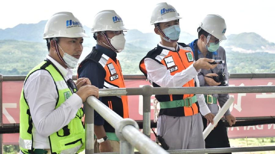 1. Direktur Utama PT Bukit Asam Tbk (PTBA) Arviyan Arifin mengunjungi PLTU Mulut Tambang Sumsel 8 yang dibangun oleh PT Huadian Bukit Asam Power, perusahaan konsorsium antara PTBA dan China Huadian Hongkong Company Ltd
2. PLTU Sumsel 8 adalah PLTU mulut tambang terbesar di Indonesia dengan kapasitas mencapai 2x620 MW
3. Pembangkit ini masuk dalam proyek 35.000 MW dan merupakan IPP (Independent Power Producer) yang terefisian dan termurah 
4. Progres pembangunan PLTU Sumsel 8 kini telah mencapai 55% dan ditargetkan beroperasi komersial di Kuartal Pertama 2022
5. Nilai investasi proyek ini mencapai US$ 1,68 miliat dan membutuhkan pasokan batu bara sebanyak 5,4 juta ton.(Dok.PT Bukit Asam Tbk (PTBA))