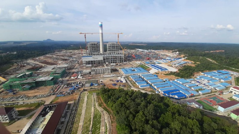 1. Direktur Utama PT Bukit Asam Tbk (PTBA) Arviyan Arifin mengunjungi PLTU Mulut Tambang Sumsel 8 yang dibangun oleh PT Huadian Bukit Asam Power, perusahaan konsorsium antara PTBA dan China Huadian Hongkong Company Ltd
2. PLTU Sumsel 8 adalah PLTU mulut tambang terbesar di Indonesia dengan kapasitas mencapai 2x620 MW
3. Pembangkit ini masuk dalam proyek 35.000 MW dan merupakan IPP (Independent Power Producer) yang terefisian dan termurah 
4. Progres pembangunan PLTU Sumsel 8 kini telah mencapai 55% dan ditargetkan beroperasi komersial di Kuartal Pertama 2022
5. Nilai investasi proyek ini mencapai US$ 1,68 miliat dan membutuhkan pasokan batu bara sebanyak 5,4 juta ton.(Dok.PT Bukit Asam Tbk (PTBA))