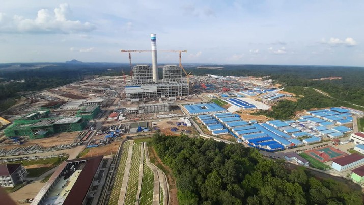 PLTU Sumsel 8 1. Direktur Utama PT Bukit Asam Tbk (PTBA) Arviyan Arifin mengunjungi PLTU Mulut Tambang Sumsel 8 yang dibangun oleh PT Huadian Bukit Asam Power, perusahaan konsorsium antara PTBA dan China Huadian Hongkong Company Ltd
2. PLTU Sumsel 8 adalah PLTU mulut tambang terbesar di Indonesia dengan kapasitas mencapai 2x620 MW
3. Pembangkit ini masuk dalam proyek 35.000 MW dan merupakan IPP (Independent Power Producer) yang terefisian dan termurah
4. Progres pembangunan PLTU Sumsel 8 kini telah mencapai 55% dan ditargetkan beroperasi komersial di Kuartal Pertama 2022
5. Nilai investasi proyek ini mencapai US$ 1,68 miliat dan membutuhkan pasokan batu bara sebanyak 5,4 juta ton.(Dok.PT Bukit Asam Tbk (PTBA))