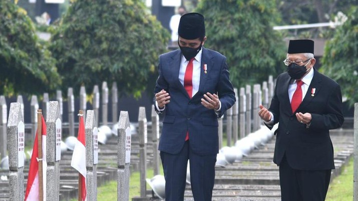 Presiden Joko Widodo bersama Wapres Ma'ruf Amin mengikuti Upacara Ziarah Nasional Dalam Rangka Peringatan Hari Pahlawan Tahun 2020. (Biro Pers Sekretariat Presiden/ Lukas) Presiden Joko Widodo bersama Wapres Ma'ruf Amin mengikuti Upacara Ziarah Nasional Dalam Rangka Peringatan Hari Pahlawan Tahun 2020. (Biro Pers Sekretariat Presiden/ Lukas)