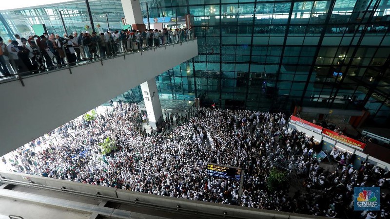 Suasana penjempuran Habib Rizieq massa berkempul di terminal kedatangan Internasional terminal 3 bandara Soekarno Hatta, Tangerang, Banten, Selasa, (10/11/2020). (CNBC Indonesia/ Tri Susilo)