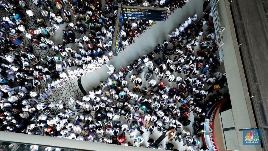 Suasana penjempuran Habib Rizieq massa berkempul di terminal kedatangan Internasional terminal 3 bandara Soekarno Hatta, Tangerang, Banten, Selasa, (10/11/2020). (CNBC Indonesia/ Tri Susilo)