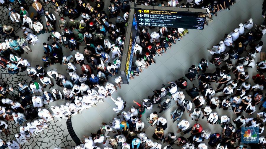 Suasana penjempuran Habib Rizieq massa berkempul di terminal kedatangan Internasional terminal 3 bandara Soekarno Hatta, Tangerang, Banten, Selasa, (10/11/2020). (CNBC Indonesia/ Tri Susilo)