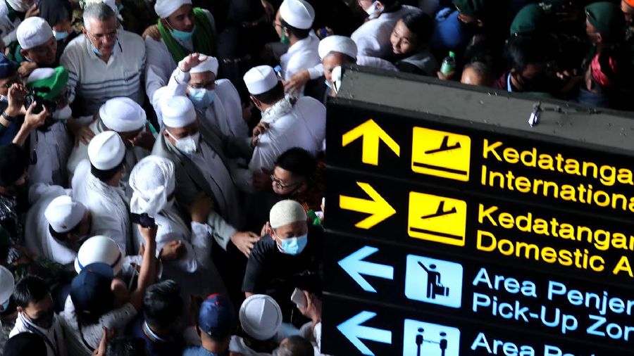 Suasana penjempuran Habib Rizieq massa berkempul di terminal kedatangan Internasional terminal 3 bandara Soekarno Hatta, Tangerang, Banten, Selasa, (10/11/2020). (CNBC Indonesia/ Tri Susilo)
