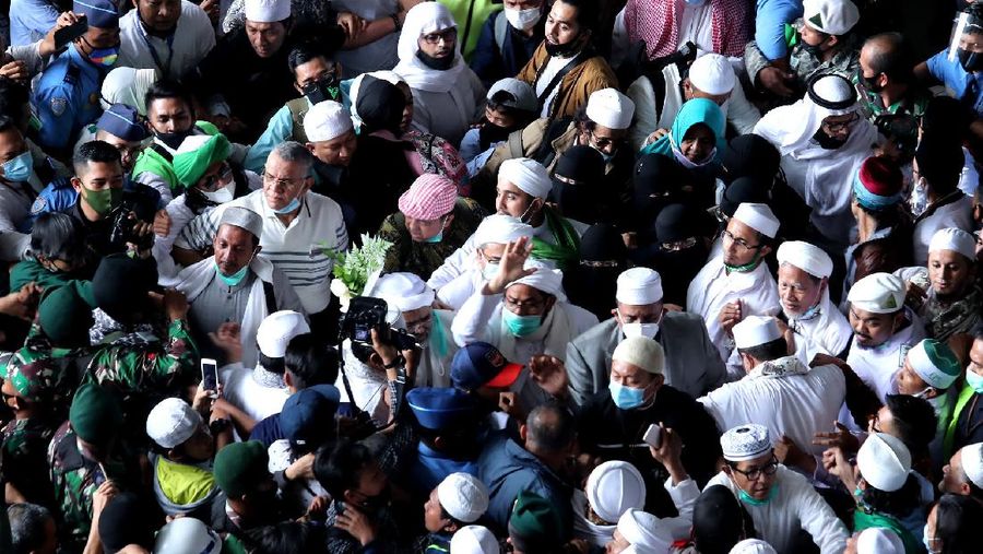 Suasana penjempuran Habib Rizieq massa berkempul di terminal kedatangan Internasional terminal 3 bandara Soekarno Hatta, Tangerang, Banten, Selasa, (10/11/2020). (CNBC Indonesia/ Tri Susilo)