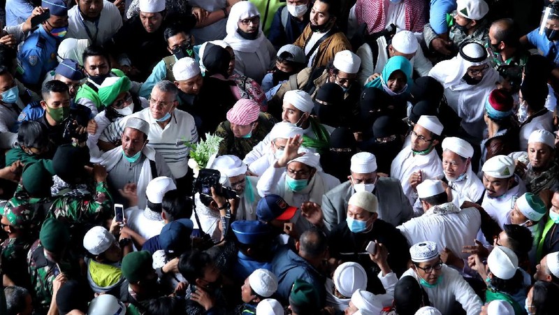 Suasana penjempuran Habib Rizieq massa berkempul di terminal kedatangan Internasional terminal 3 bandara Soekarno Hatta, Tangerang, Banten, Selasa, (10/11/2020). (CNBC Indonesia/ Tri Susilo)