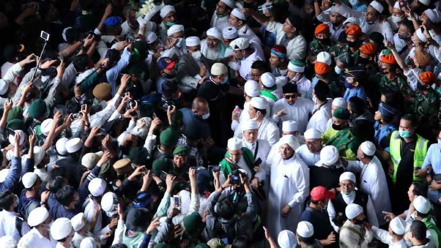 Suasana penjempuran Habib Rizieq massa berkempul di terminal kedatangan Internasional terminal 3 bandara Soekarno Hatta, Tangerang, Banten, Selasa, (10/11/2020). (CNBC Indonesia/ Tri Susilo)