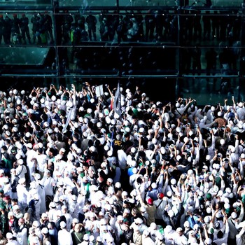 Potret Menyemut Massa Penjemput Habib Rizieq Shihab di Soetta