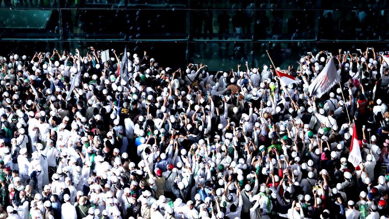 Suasana penjempuran Habib Rizieq massa berkempul di terminal kedatangan Internasional terminal 3 bandara Soekarno Hatta, Tangerang, Banten, Selasa, (10/11/2020). (CNBC Indonesia/ Tri Susilo)