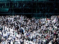 Potret Menyemut Massa Penjemput Habib Rizieq Shihab di Soetta