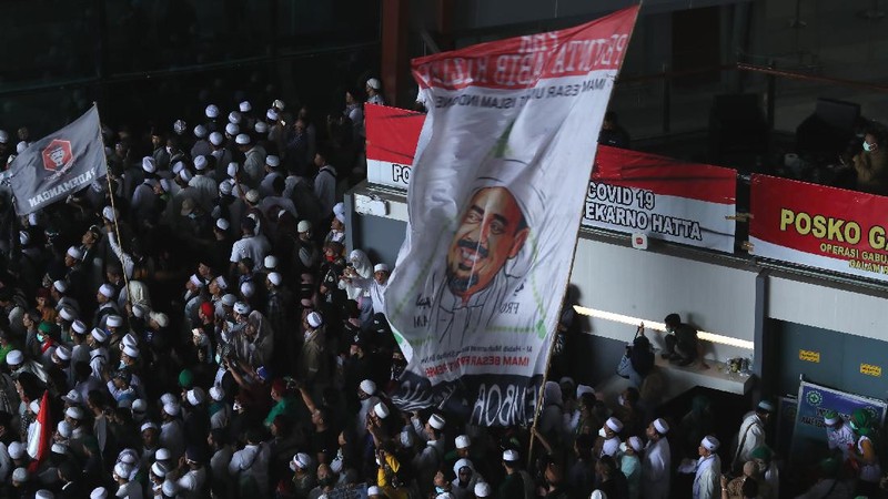 Suasana penjempuran Habib Rizieq massa berkempul di terminal kedatangan Internasional terminal 3 bandara Soekarno Hatta, Tangerang, Banten, Selasa, (10/11/2020). (CNBC Indonesia/ Tri Susilo)