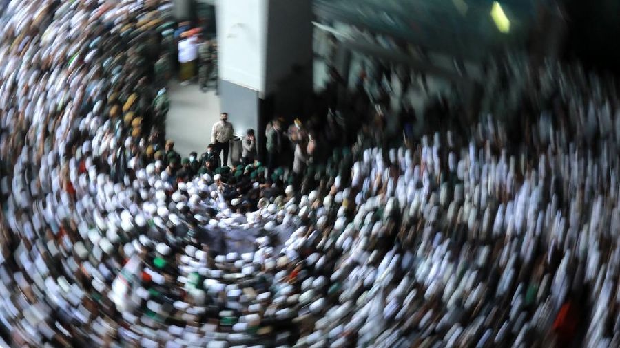 Suasana penjempuran Habib Rizieq massa berkempul di terminal kedatangan Internasional terminal 3 bandara Soekarno Hatta, Tangerang, Banten, Selasa, (10/11/2020). (CNBC Indonesia/ Tri Susilo)
