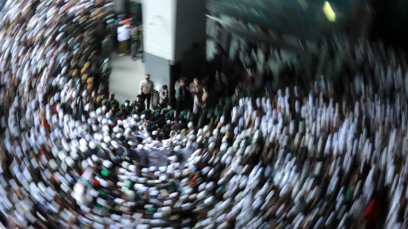 Suasana penjempuran Habib Rizieq massa berkempul di terminal kedatangan Internasional terminal 3 bandara Soekarno Hatta, Tangerang, Banten, Selasa, (10/11/2020). (CNBC Indonesia/ Tri Susilo)