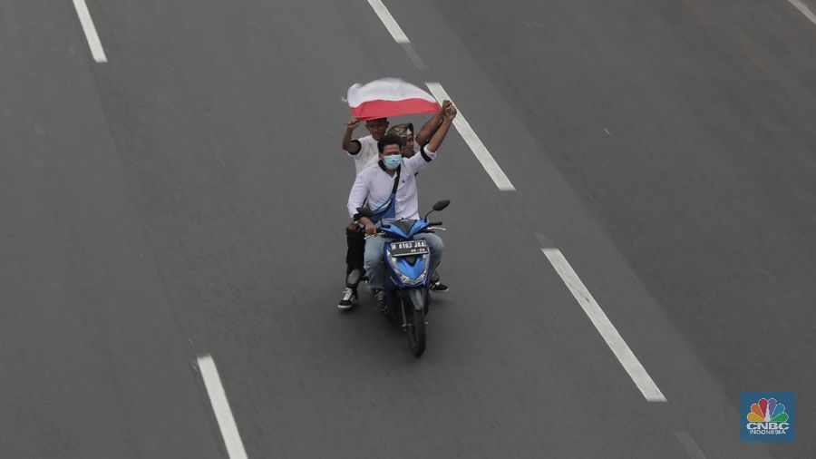 Suasana rombongan motor penjemput Rizieq Shihab di sepanjang Tol Grogol-Slipi Palmerah, Jakarta, Selasa (10/11/2020). (CNBC Indonesia/ Muhammad Sabki)