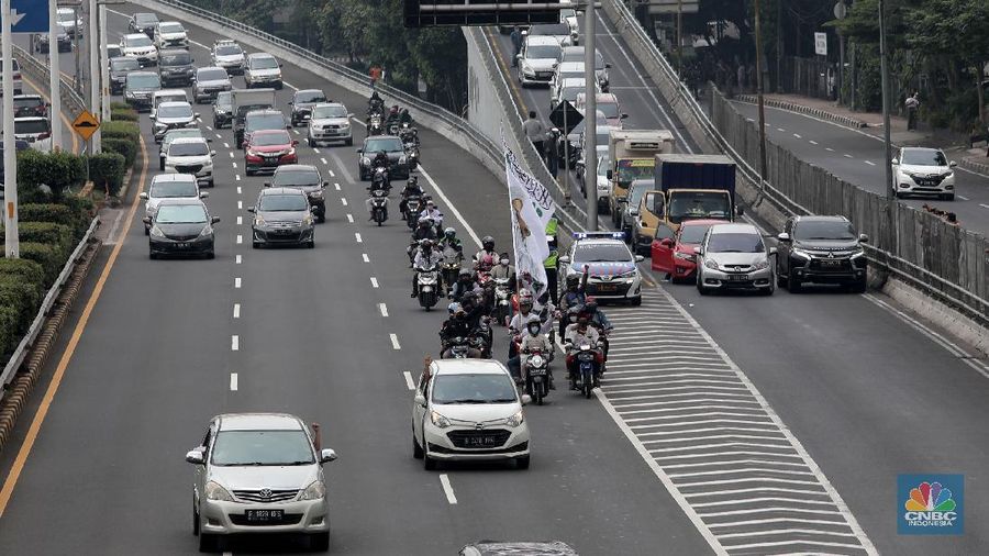 Suasana rombongan motor penjemput Rizieq Shihab di sepanjang Tol Grogol-Slipi Palmerah, Jakarta, Selasa (10/11/2020). (CNBC Indonesia/ Muhammad Sabki)